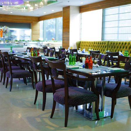 Skycity Hotel Gurgaon Bagian luar foto