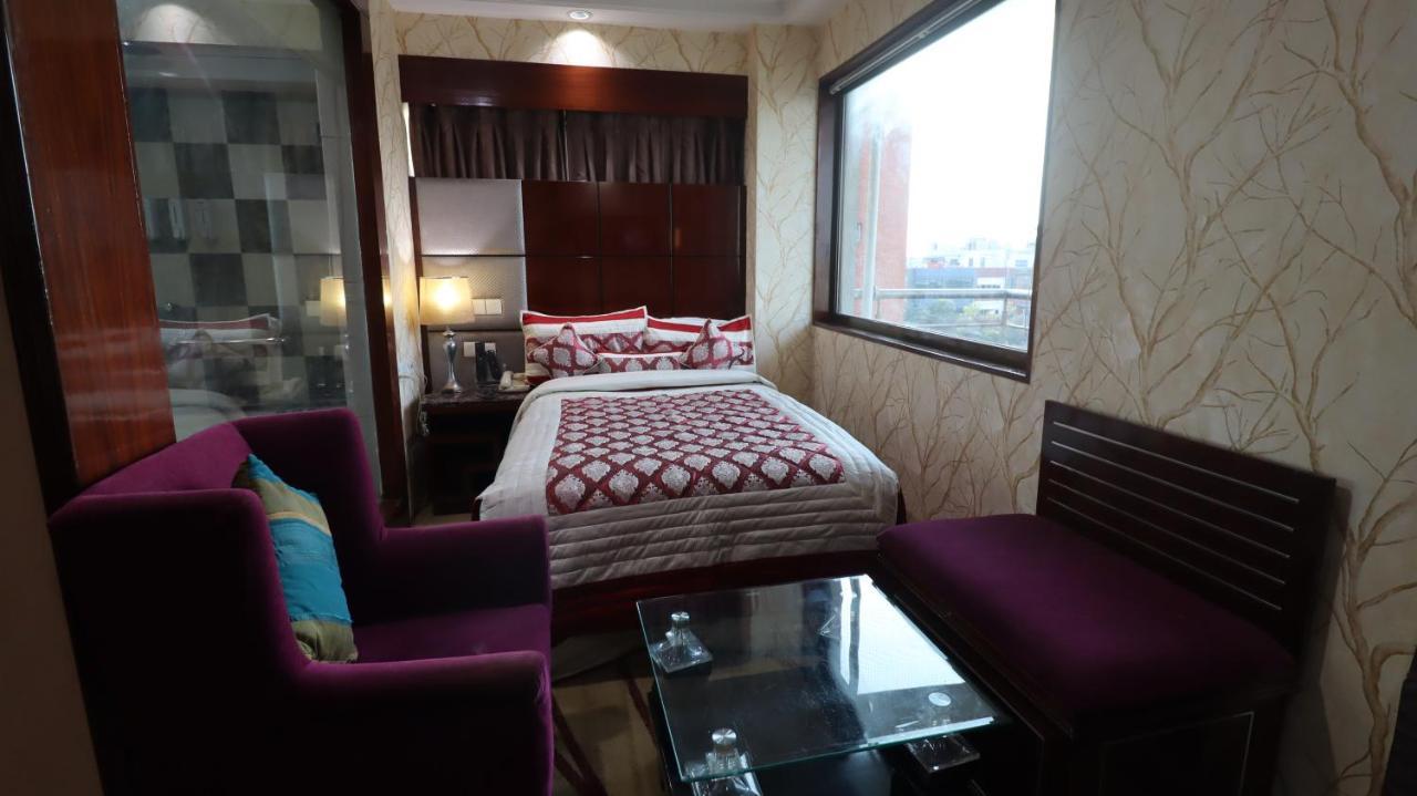 Skycity Hotel Gurgaon Bagian luar foto