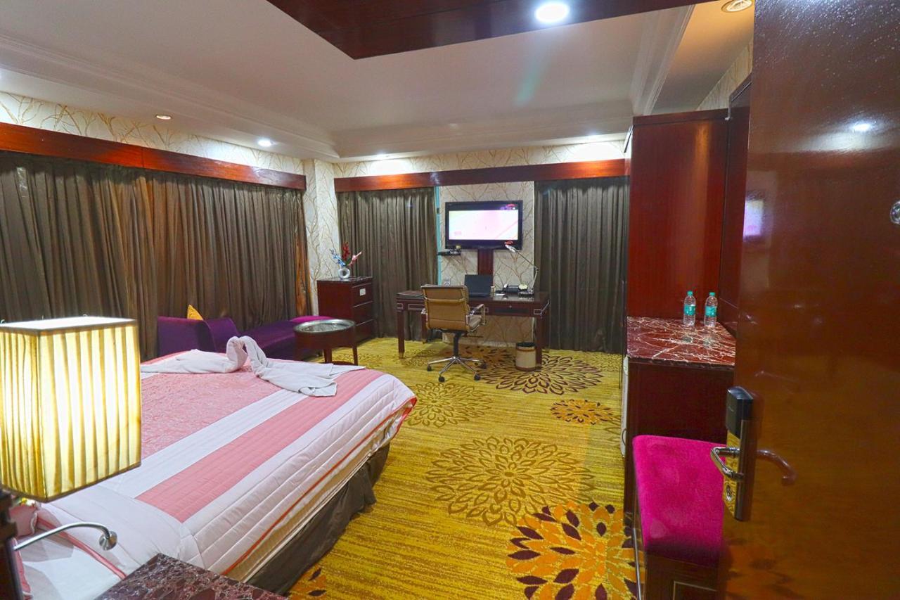 Skycity Hotel Gurgaon Bagian luar foto