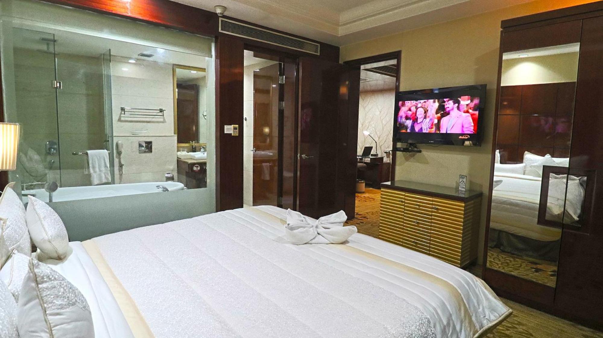 Skycity Hotel Gurgaon Bagian luar foto
