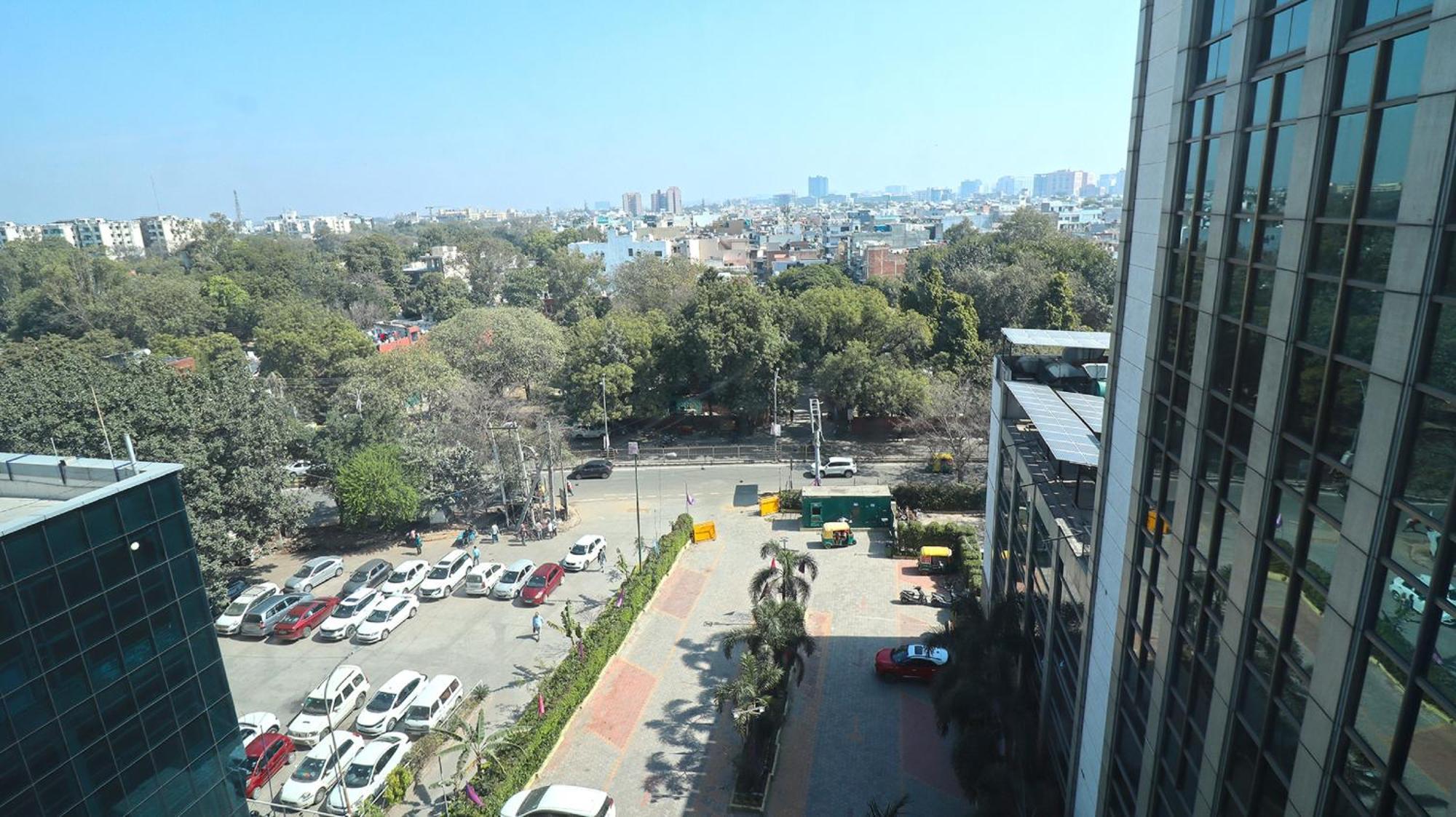 Skycity Hotel Gurgaon Bagian luar foto