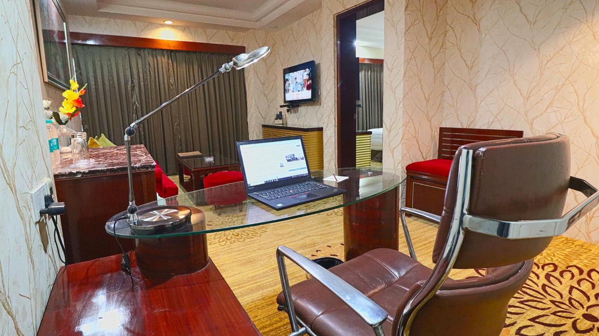 Skycity Hotel Gurgaon Bagian luar foto