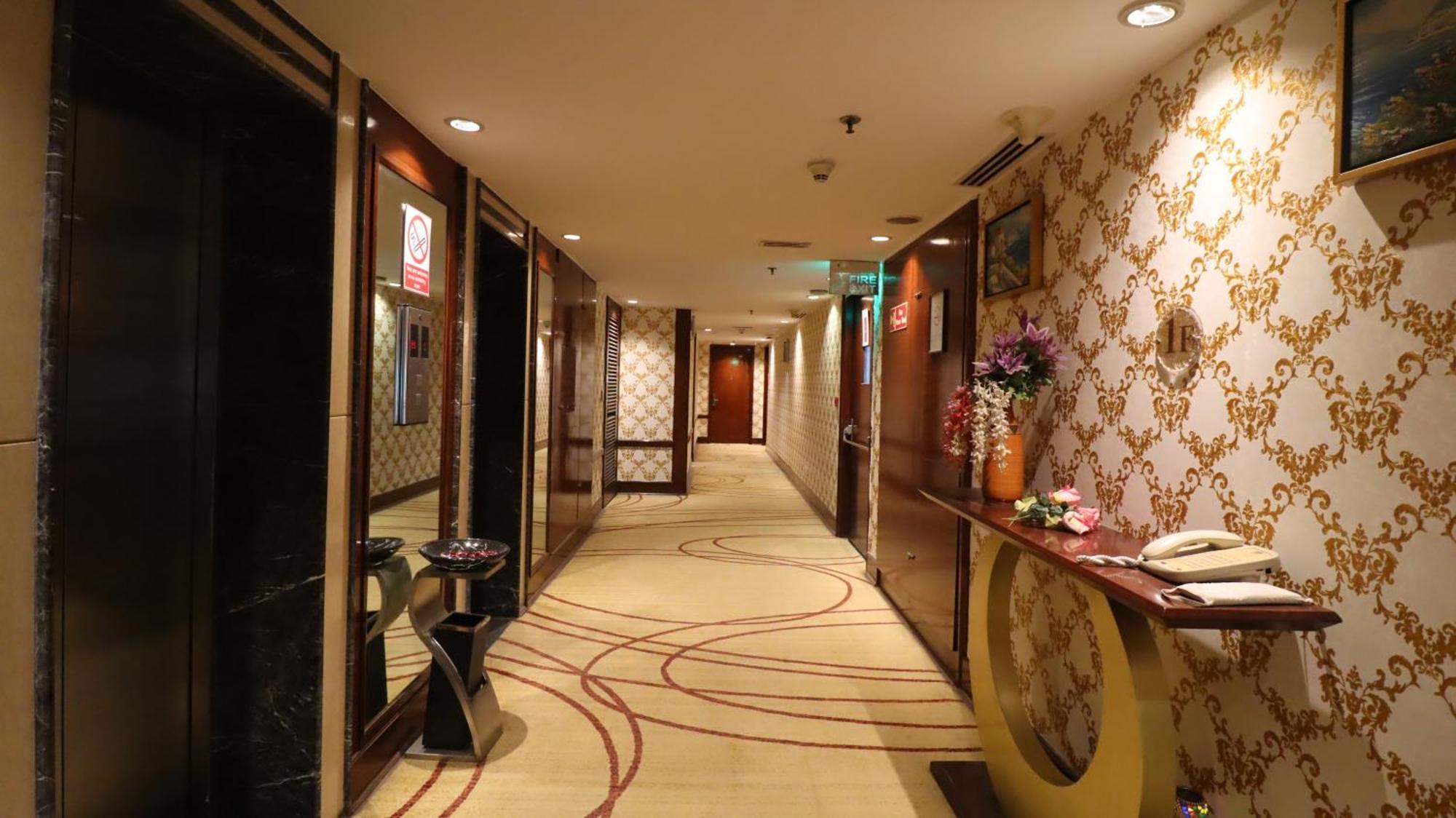 Skycity Hotel Gurgaon Bagian luar foto
