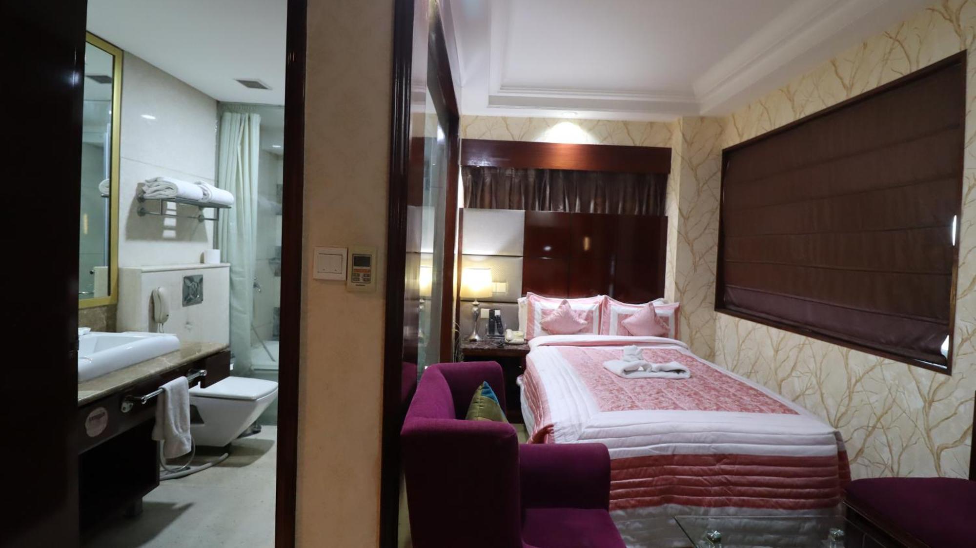 Skycity Hotel Gurgaon Bagian luar foto