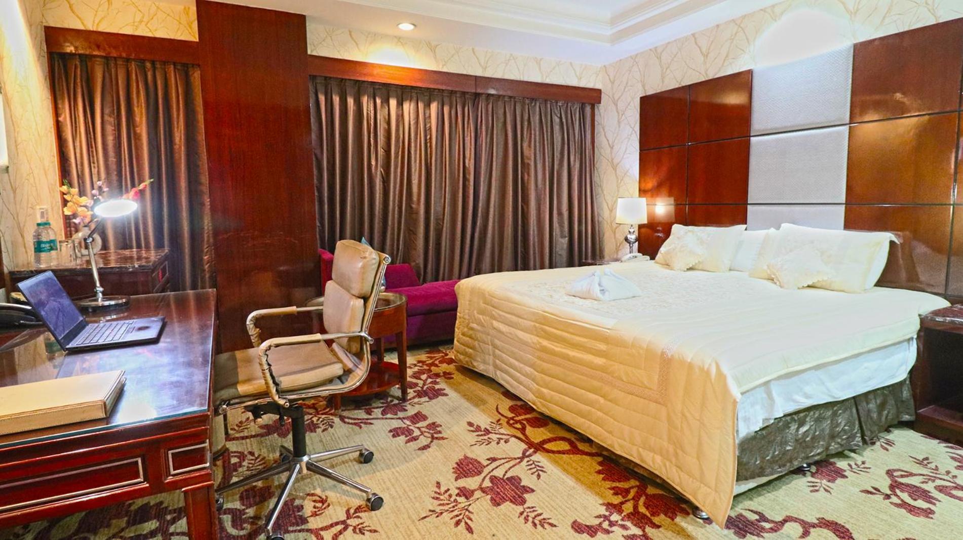 Skycity Hotel Gurgaon Bagian luar foto