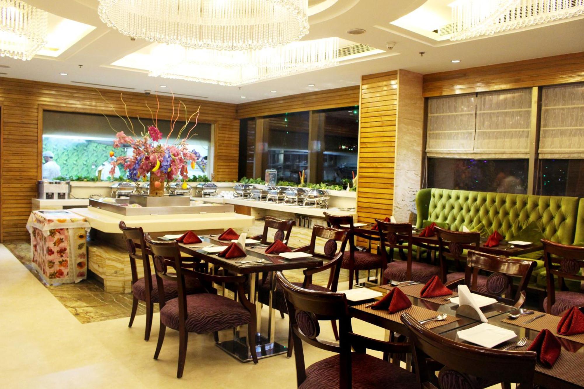 Skycity Hotel Gurgaon Bagian luar foto
