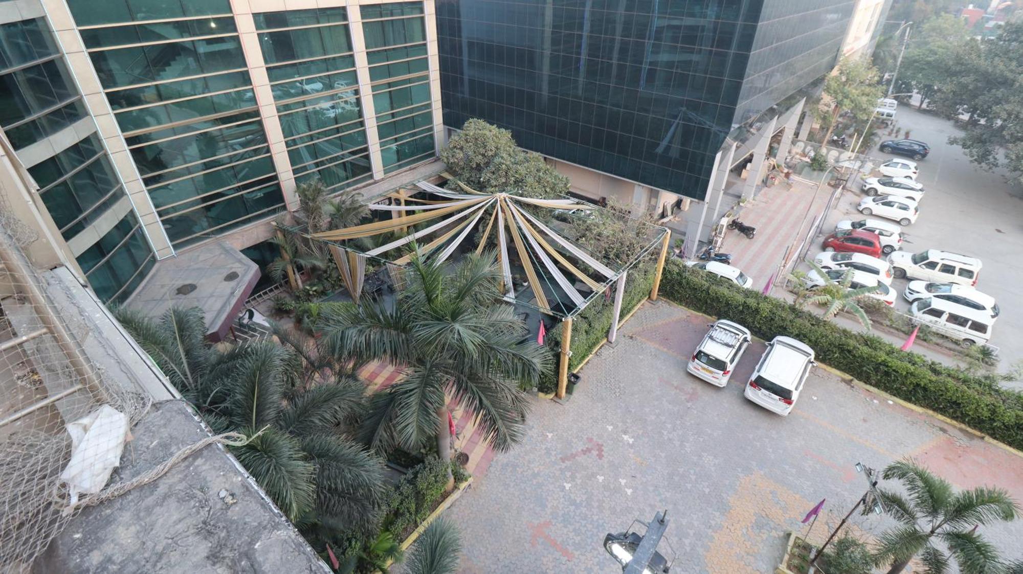 Skycity Hotel Gurgaon Bagian luar foto