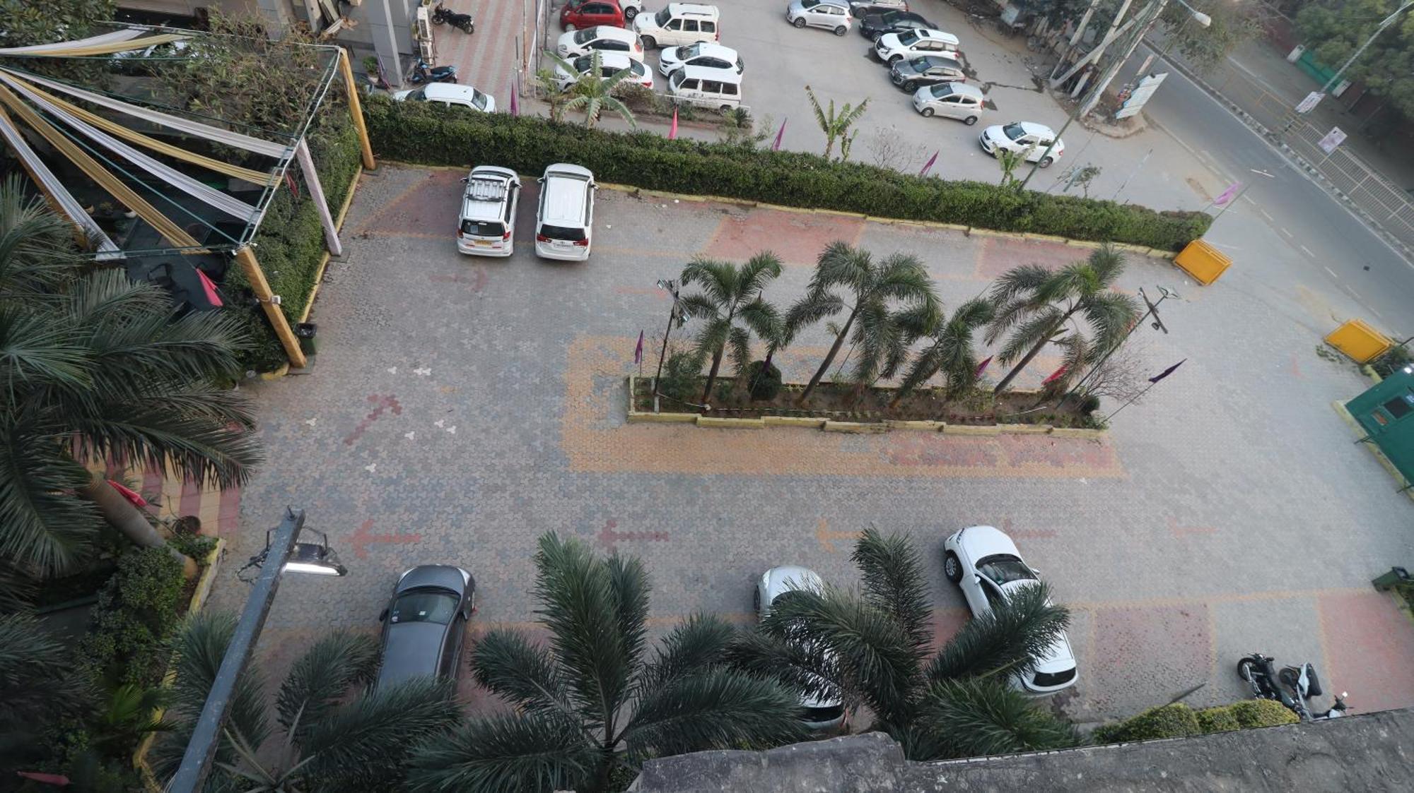 Skycity Hotel Gurgaon Bagian luar foto