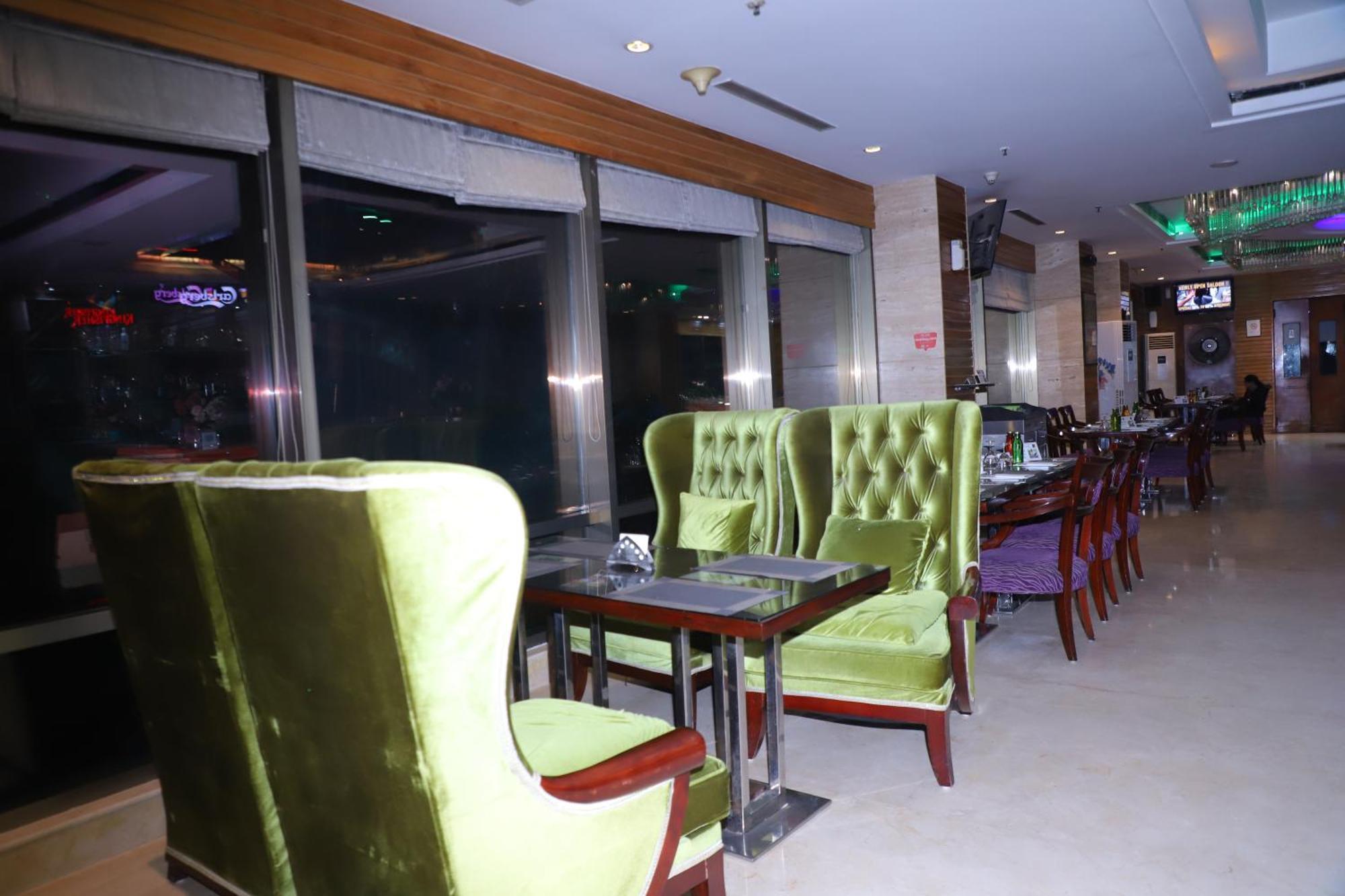 Skycity Hotel Gurgaon Bagian luar foto