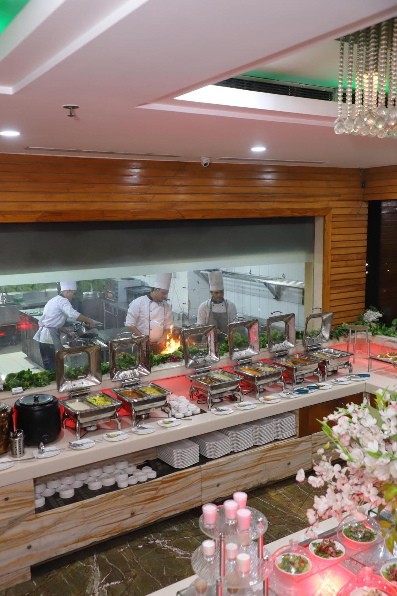 Skycity Hotel Gurgaon Bagian luar foto